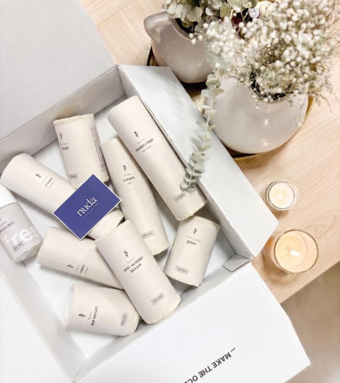 Empezamos la semana sumergiéndonos en el mundo que más nos gusta. Un universo de cosmética vegana, natural y consciente… que respeta todos los cuerpos, todas las pieles y todos los ritmos. El universo #RINGANA ✨
Texturas que nutren, aromas que calman y rituales que nos invitan a parar, a tocarnos con amor, a volver a nosotras.
Si tú quieres empezar la semana eligiéndote a ti…en nuestro espacio encontrarás rituales, servicios y asesoramiento para reconectar contigo y darte el cuidado que mereces.
¡Escríbenos y te informamos de todo lo que podemos hacer por ti!