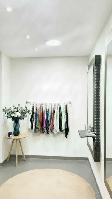 Preparar este espacio ha sido un ritual lleno de intención: cada pañuelo colocado, cada color elegido y cada detalle cuidado para crear un lugar donde mirarte de verdad.
En NUDA ya estamos listas para empezar con las asesorías de imagen y colorimetría, donde descubrirás qué colores son los que mejor te sientan, cómo embellecen tus rasgos y potencian tu belleza natural.
Aprenderás también a integrarlos en tu día a día: en tu armario, en tus complementos e incluso en tu entorno.
¿Estás preparada para conocer esta herramienta tan potente que puede cambiar tu vida para siempre? ✨
