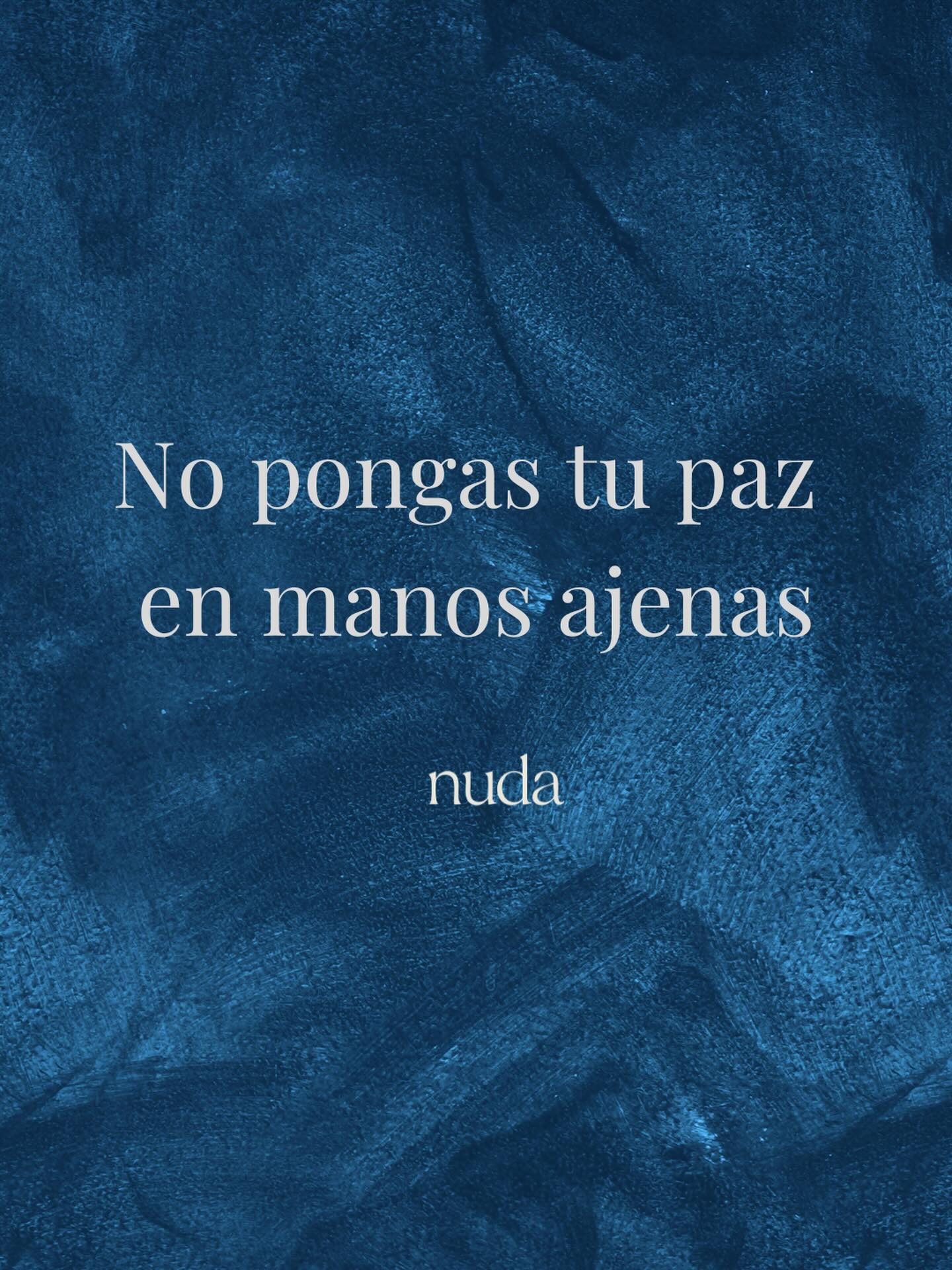 No pongas tu paz en manos ajenas.
Ni en opiniones, ni en miradas, ni en la necesidad de sentir que siempre estás haciendo las cosas bien. Porque cuando tu calma depende de cómo te perciben los demás, acabas desconectándote de ti, exigiéndote más de la cuenta y viviendo en una lucha constante con tu cuerpo, tu imagen o tu forma de ser.
Empezaras a sentir esa parte de calma cuando dejes de mirarte desde la exigencia y empiezas a habitarte desde la escucha, la presencia y la compasión.
Y eso es parte de lo que compartimos en NUDA: un espacio para volver a ti, para quitar ruido, soltar exigencias y recordar que sentirte bien contigo misma también puede ser un acto profundo de calma, conciencia y amor propio.
.
✨Para que esa paz solo venga de tu interior ✨