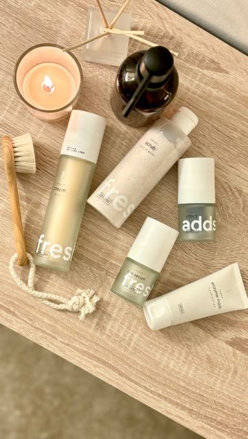 Bienvenida a NUDA ✨
Hemos preparado para ti un espacio cuidado, cómodo y acogedor, pensado para que puedas parar, respirar y regalarte un momento de bienestar real.
En nuestra cabina podrás disfrutar de diferentes tratamientos faciales y rituales de cuidado consciente, diseñados para acompañar las necesidades de tu piel y de tu cuerpo en cada etapa de la vida.
Trabajamos siempre con producto 100% natural, fórmulas limpias y respetuosas con la piel, apostando por un cuidado más saludable, consciente y alineado con el bienestar integral.
Además, damos un gran valor a las técnicas manuales, al tacto, a los movimientos lentos y a los rituales pausados que ayudan a relajar, drenar, revitalizar y reconectar contigo misma desde la calma.
En NUDA creemos que cuidarte va mucho más allá de la estética. Es volver a ti, escucharte y regalarte el tiempo que muchas veces olvidas darte.
Te esperamos 🤗