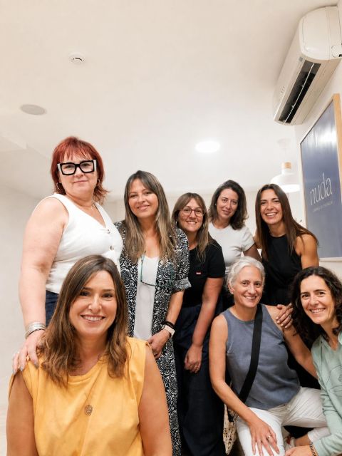 Nos encanta recibir en el Espacio NUDA a mujeres que deciden regalarse algo que a menudo dejan para el final de la lista: tiempo para ellas.

Parar. Mirarse. Escucharse. Reconectar con lo que son.

Este domingo compartimos una mañana muy especial en nuestro taller de color y maquillaje. Cada una descubrió su carta de colores personal, comprendiendo qué tonalidades potencian su belleza natural, iluminan su rostro y reflejan mejor su esencia.

Después aprendieron a llevar toda esa información a la práctica. Primero con consejos personalizados adaptados a cada una de ellas y, después, con un maquillaje fresco, favorecedor y fácil de reproducir en el día a día, de la mano de @beatrizgarcia.zgz 

Pero lo más bonito no fueron los colores ni las brochas. Fueron las sonrisas al mirarse al espejo. Las conversaciones compartidas. Las risas. Los descubrimientos. Y esa sensación de volver a reconocerse con una mirada más amable.

¡Gracias a todas las mujeres que formasteis parte de esta experiencia!