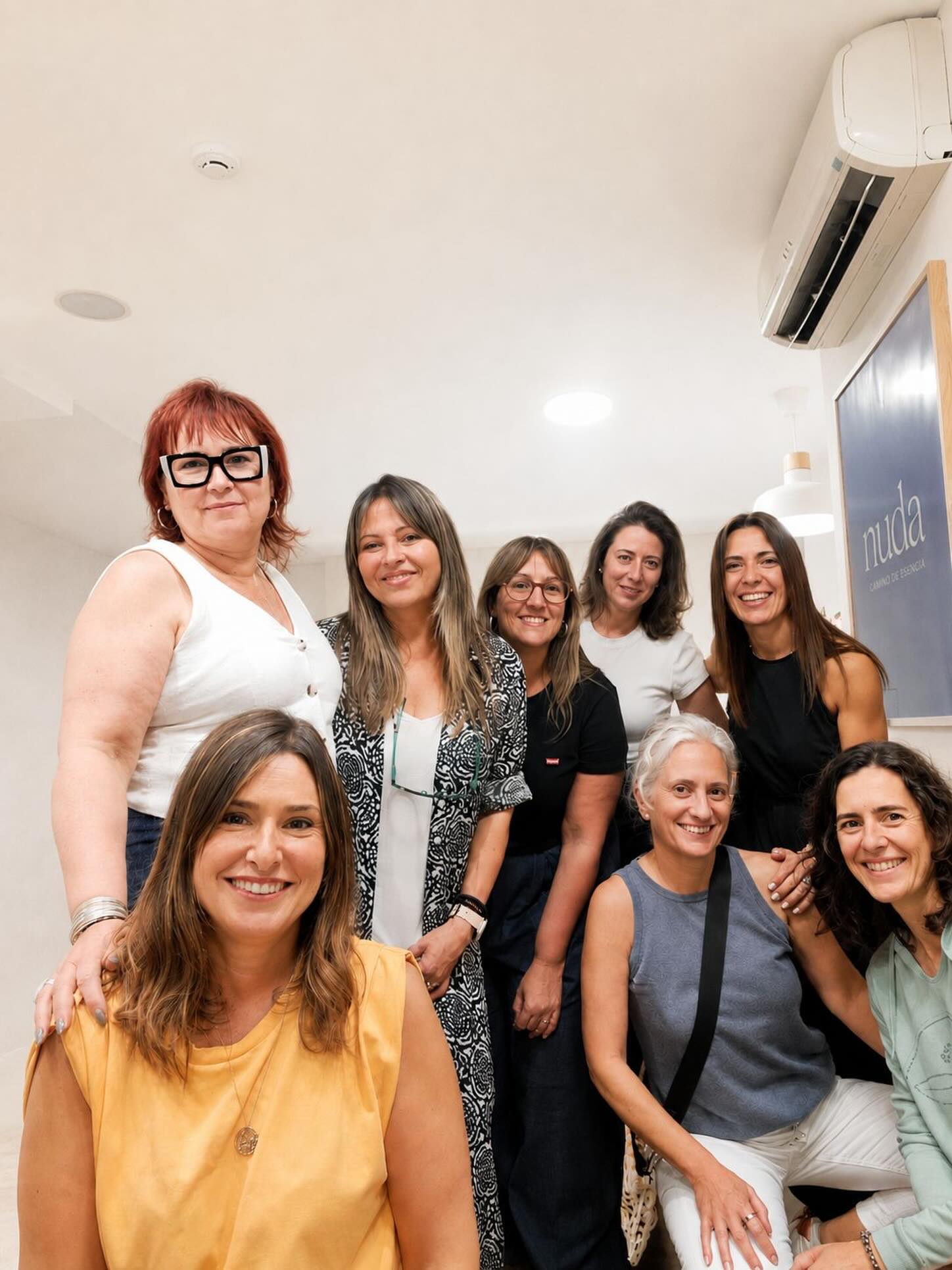 Nos encanta recibir en el Espacio NUDA a mujeres que deciden regalarse algo que a menudo dejan para el final de la lista: tiempo para ellas.

Parar. Mirarse. Escucharse. Reconectar con lo que son.

Este domingo compartimos una mañana muy especial en nuestro taller de color y maquillaje. Cada una descubrió su carta de colores personal, comprendiendo qué tonalidades potencian su belleza natural, iluminan su rostro y reflejan mejor su esencia.

Después aprendieron a llevar toda esa información a la práctica. Primero con consejos personalizados adaptados a cada una de ellas y, después, con un maquillaje fresco, favorecedor y fácil de reproducir en el día a día, de la mano de @beatrizgarcia.zgz 

Pero lo más bonito no fueron los colores ni las brochas. Fueron las sonrisas al mirarse al espejo. Las conversaciones compartidas. Las risas. Los descubrimientos. Y esa sensación de volver a reconocerse con una mirada más amable.

¡Gracias a todas las mujeres que formasteis parte de esta experiencia!