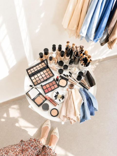 Un espacio para conectar, para aprender a mirarnos de otra manera y, sobre todo, para regalarnos tiempo para nosotras mismas. Así es como imaginamos este proyecto desde el primer día: un refugio de belleza y bienestar hecho por y para mujeres; un rincón donde frenar el ritmo del día a día y aprender juntas.

Ayer ese sueño volvió a hacerse realidad en nuestro taller de color. Cada una de las asistentes descubrió cuáles son los tonos que potencian su luz natural y aprendió el paso a paso de un maquillaje veraniego impecable aplicando su propia carta de color. ✨

Las risas, el aprendizaje y la energía que se crea en estos encuentros son pura magia. Si tú también quieres vivir la experiencia y descubrir todo lo que el color puede hacer por ti, ¡te esperamos en las próximas fechas! 📅 Escríbenos por privado y te informamos de todo!