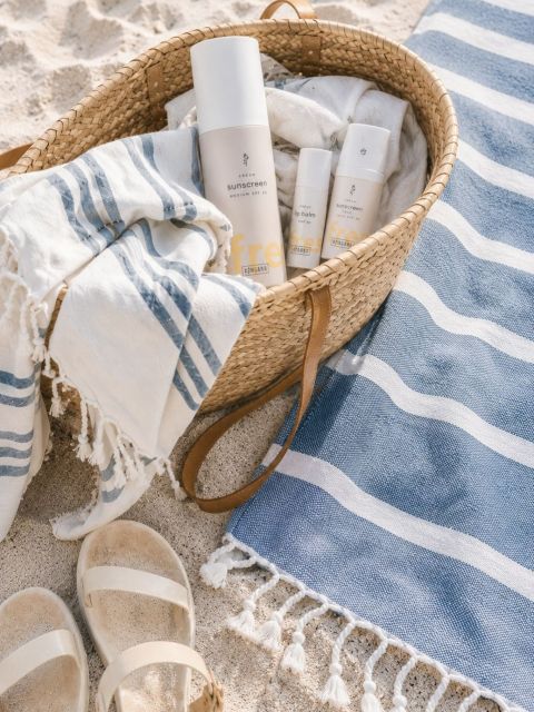 ¿Tienes la sensación de que ya ha llegado el verano?

Así estamos muchas. Porque, aunque todavía queden algunos días para marcarlo en el calendario, ya nos sentimos completamente sumergidas en esta estación.

Y es que el verano empieza mucho antes de las vacaciones. Empieza en los paseos largos, en los desayunos al sol, en las tardes que se alargan y en esa sensación de querer pasar más tiempo fuera.

Por eso, antes incluso de preparar la maleta, hay un gesto que merece convertirse en parte de tu rutina diaria: proteger tu piel. En NUDA apostamos por los solares de Ringana, que combinan protección mineral y activos botánicos para acompañar tu piel de una forma respetuosa y consciente.

Su filtro mineral de óxido de zinc ayuda a proteger frente a los rayos UVA y UVB, mientras ingredientes como la cúrcuma, el aceite de karanja y la astaxantina aportan cuidado antioxidante y ayudan a prevenir el fotoenvejecimiento.

Porque proteger tu piel no es solo una cuestión de belleza, sino también de bienestar y autocuidado.