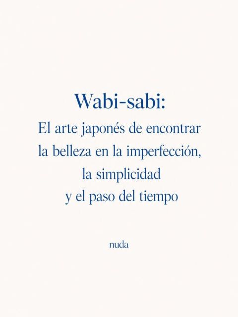Wabi-sabi es el arte japonés de encontrar la belleza en la imperfección, la simplicidad y el paso del tiempo.
¿Y qué significa esto en nuestra propia piel? Significa dejar de pelear contra el espejo y empezar a hacer las paces con nuestra historia. Significa entender que la vulnerabilidad nos hace magnéticas y que las marcas del camino —una cicatriz, una línea de expresión, un cambio en el cuerpo— no son fallos que ocultar, sino la prueba de que estamos vivas.
Es desnudarse de la exigencia ajena para vestirse de libertad.
Al final, wabi-sabi es el alivio de recordar que somos perfectamente imperfectas. Y que ahí, en nuestra verdad más pura, reside toda nuestra magia.