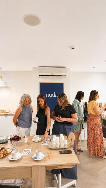 Descubrir los colores que mejor te favorecen cambia mucho más que tu armario.

En este taller, 6 mujeres vivieron una experiencia de colorimetría y maquillaje personalizada, aprendiendo a identificar los tonos que iluminan su rostro, potencian su belleza natural y reflejan quiénes son.

De la mano de una estilista y una maquilladora profesional, exploramos cómo el color, la imagen y el maquillaje pueden convertirse en herramientas para ganar seguridad, confianza y bienestar.

Porque verte bien no se trata de seguir tendencias, sino de conocerte mejor.

¿Te gustaría vivir esta experiencia con tu equipo, grupo de amigas o en un próximo taller abierto?

📩 Escríbenos para más información y próximas fechas.