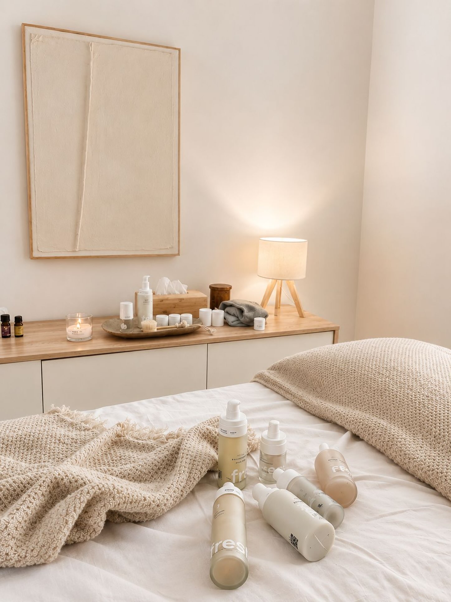 Hay un momento de la cabina que nos gusta especialmente. No es cuando todo está perfectamente colocado. Es justo después.

Cuando las mantas han perdido su forma porque alguien ha descansado bajo ellas. Cuando los productos han cambiado de sitio porque una clienta ha querido tocarlos, olerlos o descubrirlos. Cuando queda la huella silenciosa de un rato dedicado únicamente a cuidarse.

Quizá para algunas personas esto sea desorden. Para nosotras es señal de que algo bonito ha ocurrido aquí.

Un espacio de pausa. De calma. De cuidado ✨