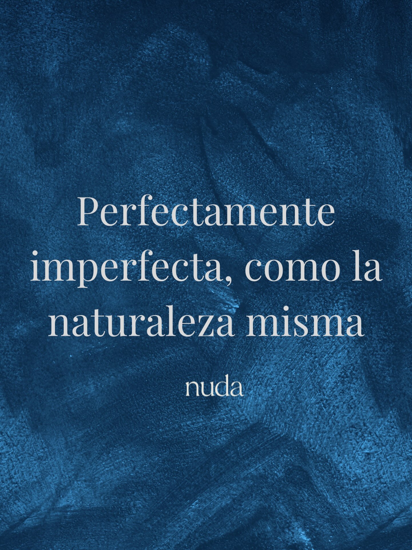 ¿Cuánto tiempo llevamos exigiéndonos perfección en cada ámbito de nuestra vida? Nos dejamos atrapar por la trampa de querer ser más, de ser mejores, de esconder las imperfecciones... como si la vida fuera un examen que aprobar.

Pero cuando te detienes a mirar, la vida de verdad ocurre en otra parte. Los bosques no son simétricos; están llenos de ramas caídas, hojas secas y árboles que crecen al revés buscando el sol. El mar no es una línea recta; cambia con el viento, tiene tormentas y calma, y nunca rompe de la misma manera. Nada en la naturaleza es perfecto, y sin embargo, todo funciona en absoluta armonía.

Ya es hora de soltar la carga de la perfección. Somos parte de esa misma tierra.

Perfectamente imperfecta, como la naturaleza misma ✨